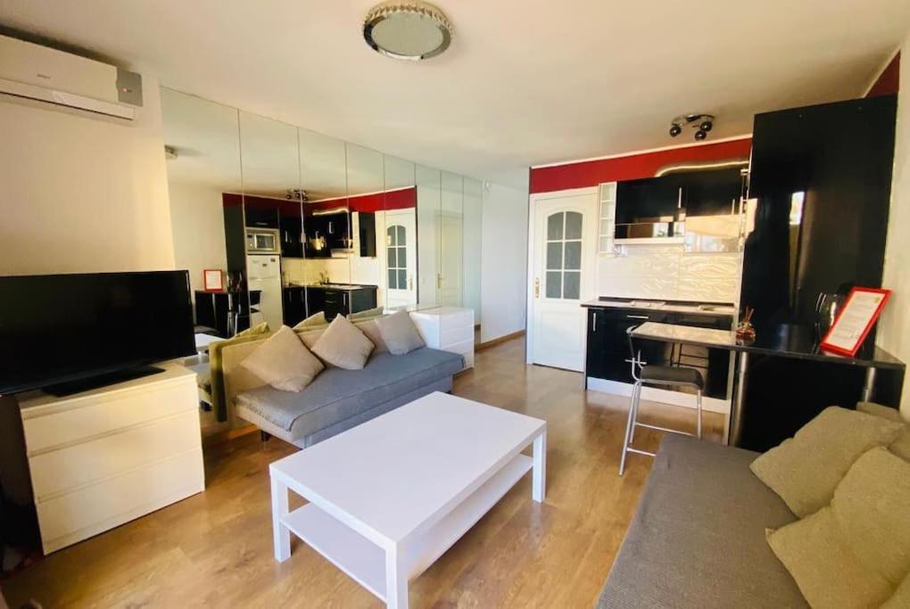First Line Studio/center/5p! Apartemen *